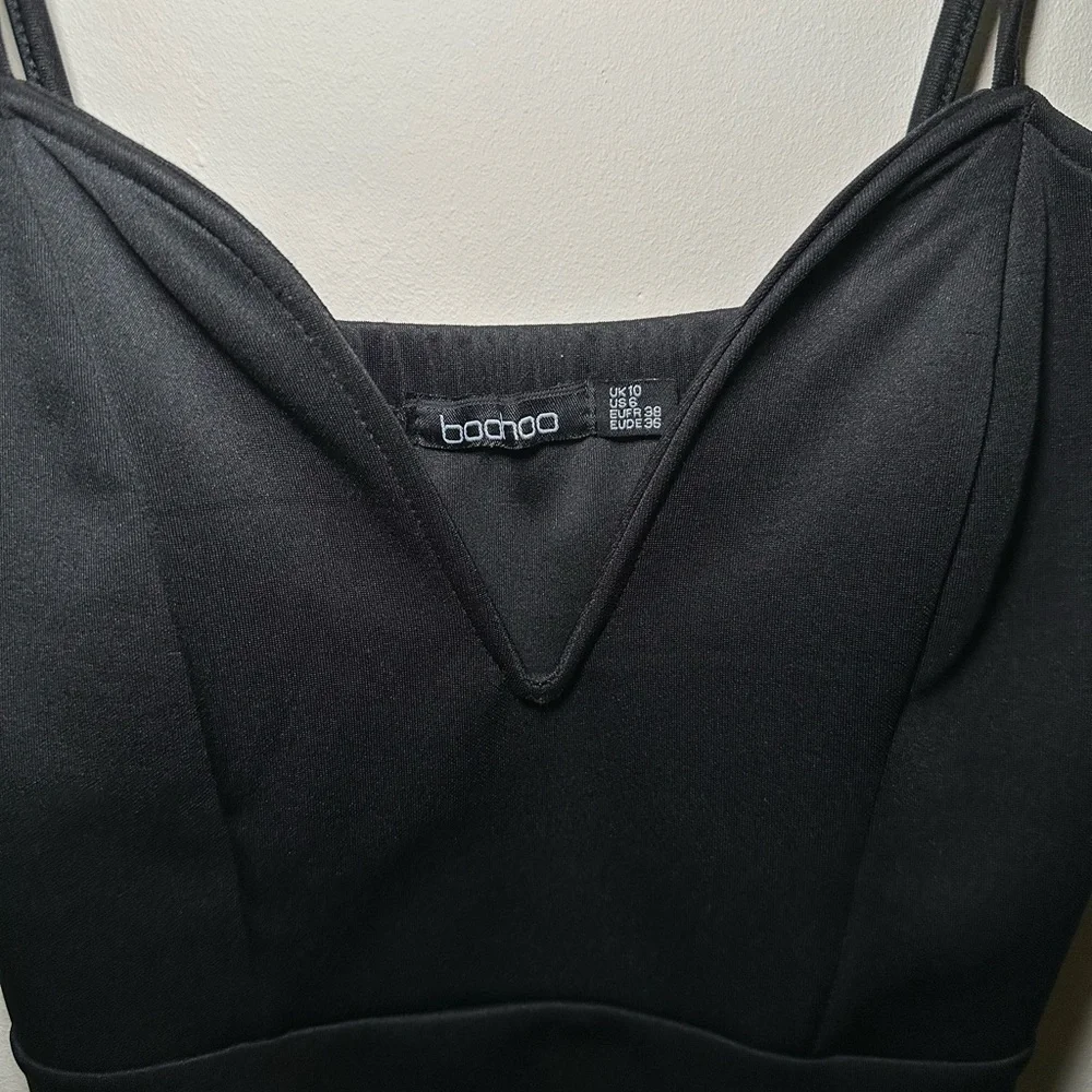 Boohoo Black Bodysuit With Plunging V-neckline - Picture 5 of 6